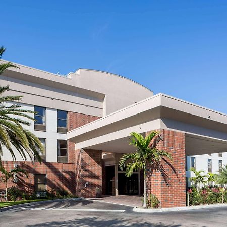 Days Inn & Suites By Wyndham Fort Myers Near Jetblue Park Ngoại thất bức ảnh