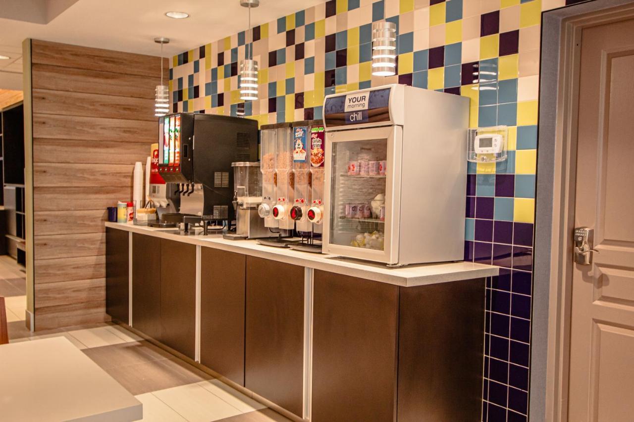 Days Inn & Suites By Wyndham Fort Myers Near Jetblue Park Ngoại thất bức ảnh