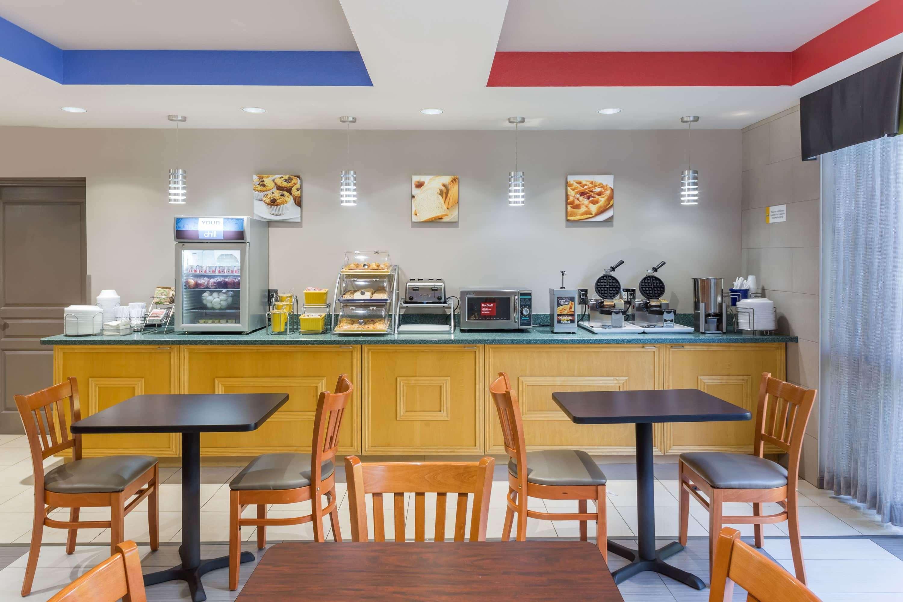 Days Inn & Suites By Wyndham Fort Myers Near Jetblue Park Ngoại thất bức ảnh