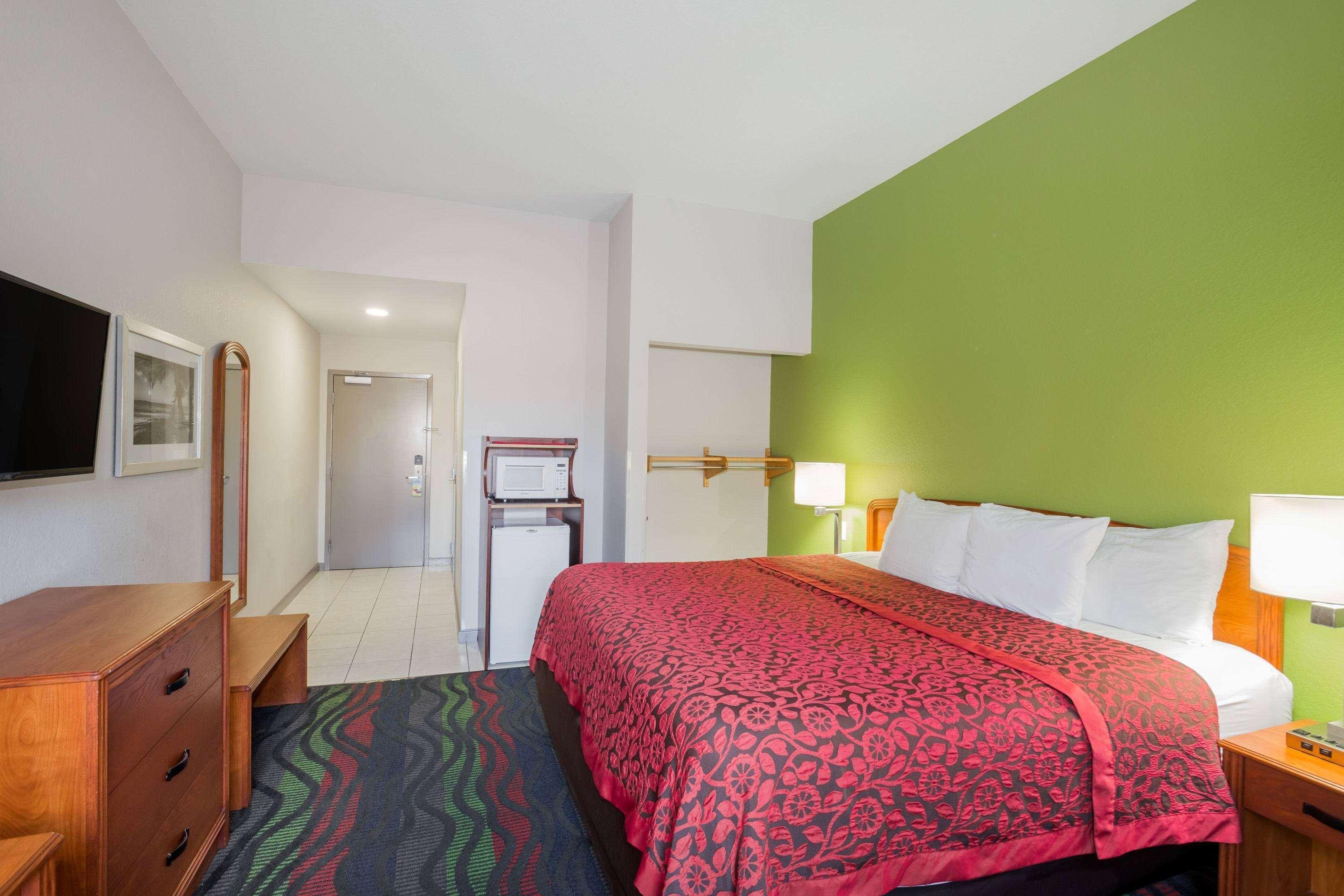 Days Inn & Suites By Wyndham Fort Myers Near Jetblue Park Ngoại thất bức ảnh