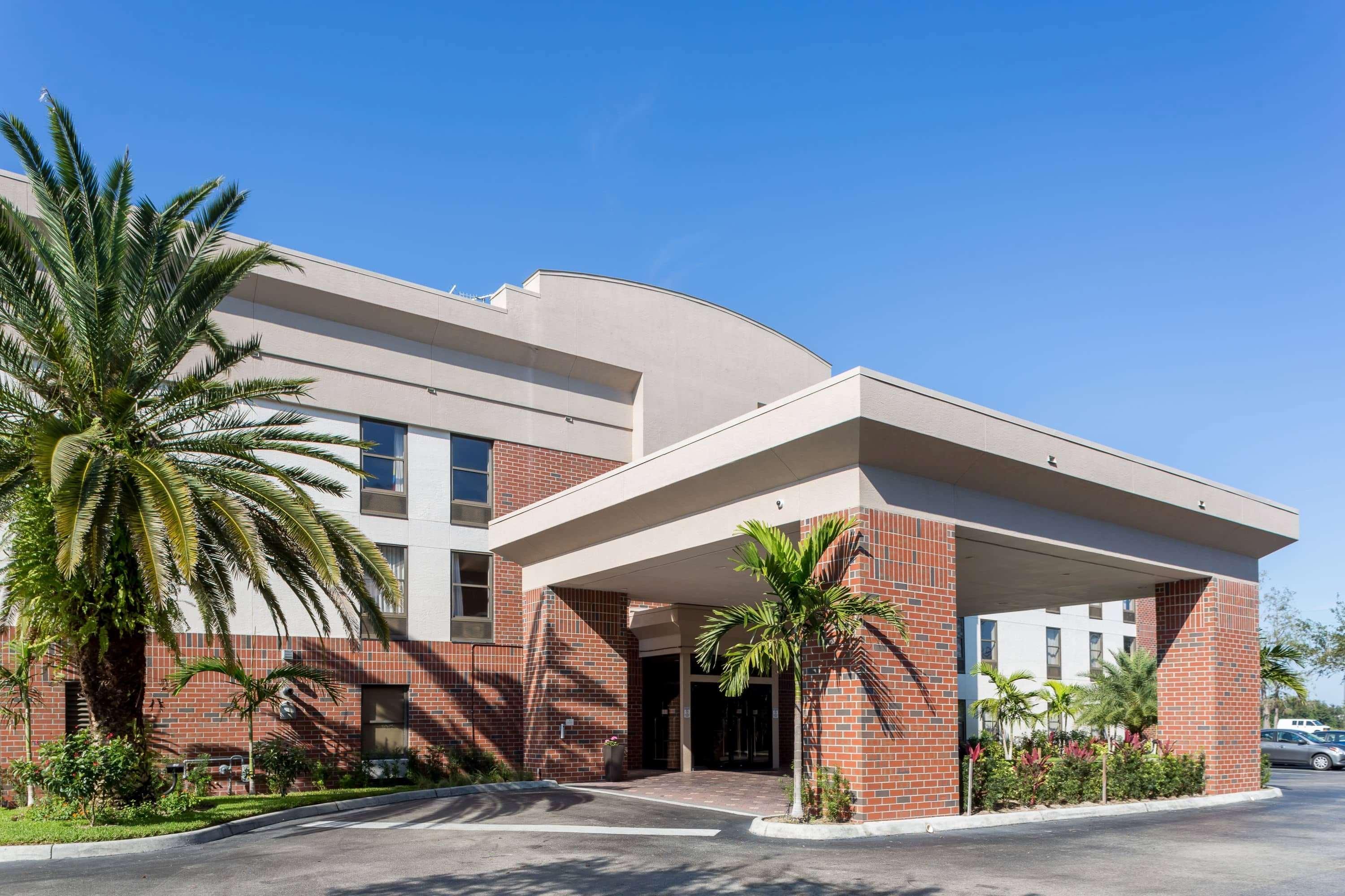 Days Inn & Suites By Wyndham Fort Myers Near Jetblue Park Ngoại thất bức ảnh