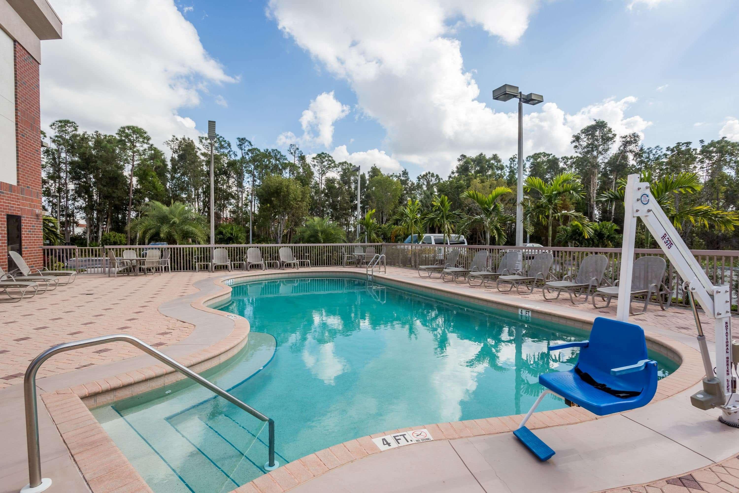 Days Inn & Suites By Wyndham Fort Myers Near Jetblue Park Ngoại thất bức ảnh