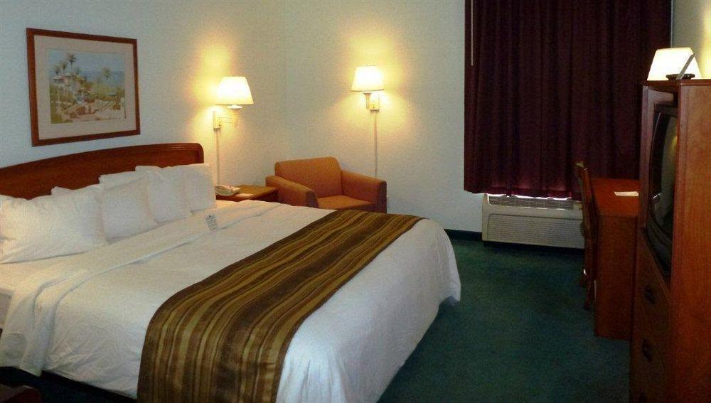 Days Inn & Suites By Wyndham Fort Myers Near Jetblue Park Ngoại thất bức ảnh
