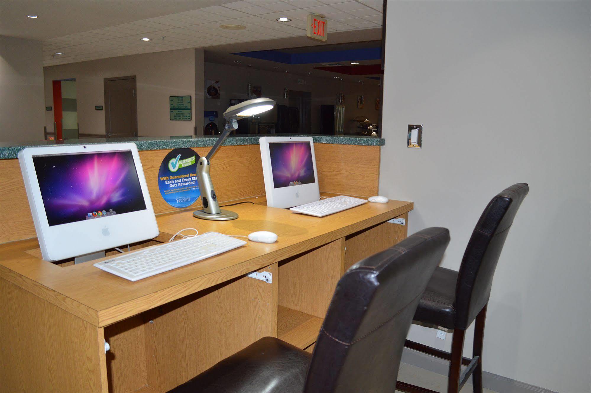 Days Inn & Suites By Wyndham Fort Myers Near Jetblue Park Ngoại thất bức ảnh